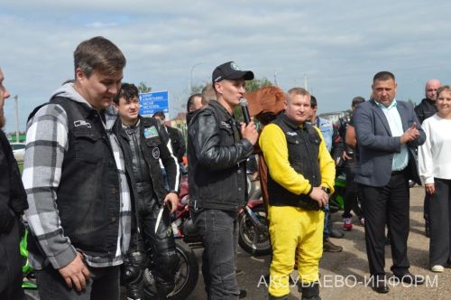 Аксубайда байкерлар балаларга шатлык бүләк итте