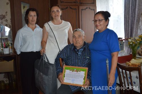 Аксубай педагогия училищесын тәмамлаучы гомерен бораулау, төзелеш һәм терлекчелеккә багышлаган