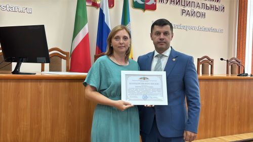 Аксубай районы Советы һәм Башкарма комитеты хезмәткәрләрен СВОда катнашучыларның гаиләләренә ярдәм иткән өчен бүләкләделәр