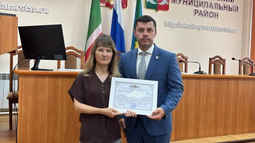 Аксубай районы Советы һәм Башкарма комитеты хезмәткәрләрен СВОда катнашучыларның гаиләләренә ярдәм иткән өчен бүләкләделәр