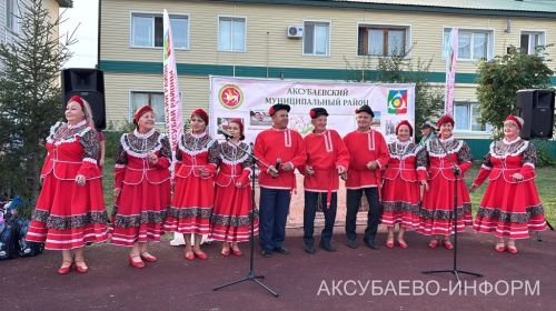 Аксубай районында ишегалды бәйрәме: җырлар, уеннар, котлаулар