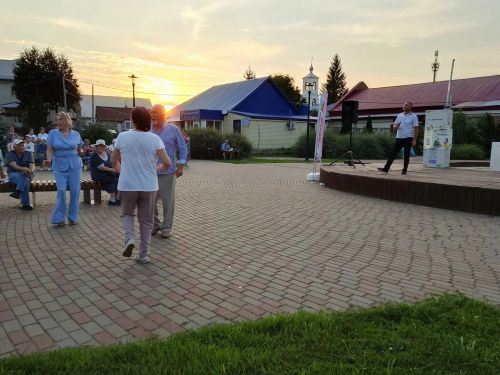 Для аксубаевцев в вечернем парке пел заслуженный артист Татарстана
