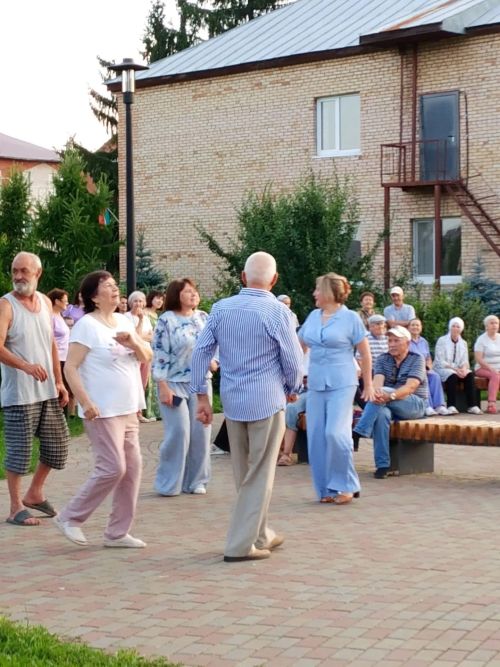 Аксубайлылар өчен кичке паркта Татарстанның атказанган артисты җырлады