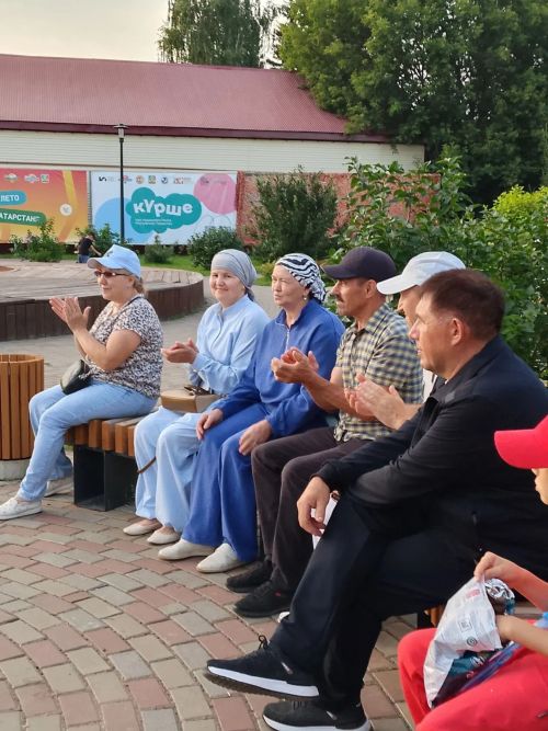 Аксубайлылар өчен кичке паркта Татарстанның атказанган артисты җырлады