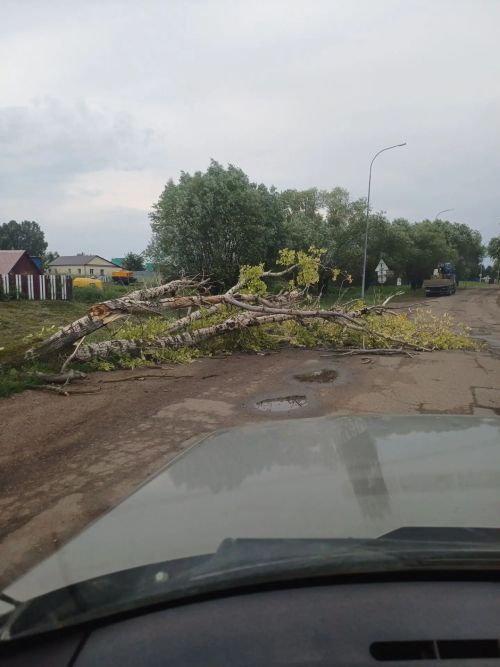 Давыллы җил Аксубай районында ике йортның һәм биш хуҗалык корылмасының түбәсен алып ташлаган