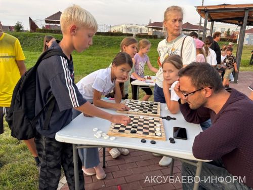 Игелекле күршеләр паркта очрашты