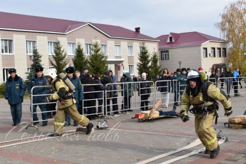 В Аксубаеве прошел заключительный этап соревнований по функциональному пожарному многоборью среди территориальных подразделений Федеральной противопожарной службы по РТ 2023 года