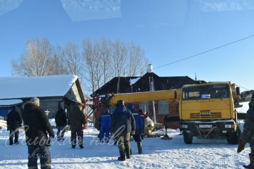 В Аксубаевском районе освятили купола и кресты строящегося здания церкви
