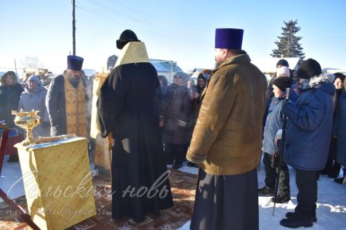 В Аксубаевском районе освятили купола и кресты строящегося здания церкви