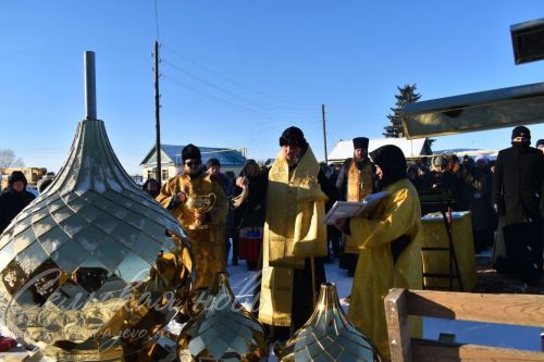 В Аксубаевском районе освятили купола и кресты строящегося здания церкви