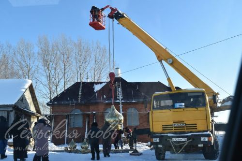 В Аксубаевском районе освятили купола и кресты строящегося здания церкви