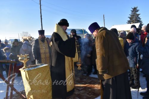 В Аксубаевском районе освятили купола и кресты строящегося здания церкви