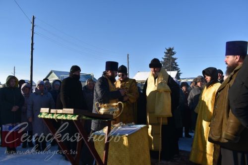 В Аксубаевском районе освятили купола и кресты строящегося здания церкви