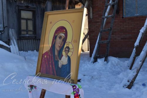 В Аксубаевском районе освятили купола и кресты строящегося здания церкви