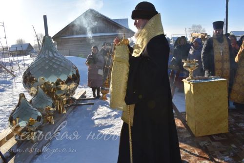 В Аксубаевском районе освятили купола и кресты строящегося здания церкви