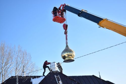 В Аксубаевском районе освятили купола и кресты строящегося здания церкви