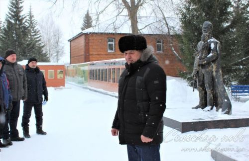 Ветераны МВД в Аксубаеве спели пеню «Вставай, страна огромная» у Вечного огня