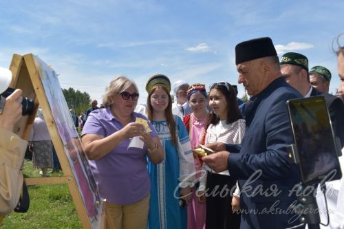 Яркий аксубаевский Сабантуй: чествовали механизаторов, пели, танцевали и состязались в спорте