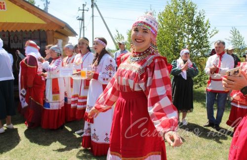 Яркий аксубаевский Сабантуй: чествовали механизаторов, пели, танцевали и состязались в спорте