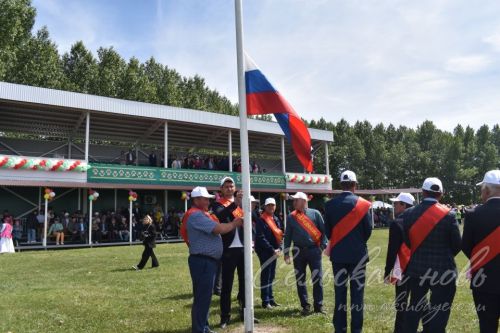 Яркий аксубаевский Сабантуй: чествовали механизаторов, пели, танцевали и состязались в спорте