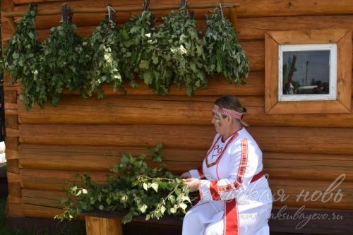 Яркий аксубаевский Сабантуй: чествовали механизаторов, пели, танцевали и состязались в спорте