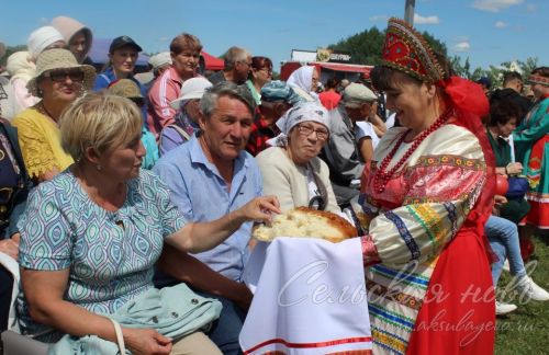 Яркий аксубаевский Сабантуй: чествовали механизаторов, пели, танцевали и состязались в спорте