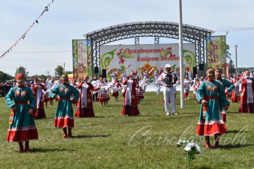 Яркий аксубаевский Сабантуй: чествовали механизаторов, пели, танцевали и состязались в спорте