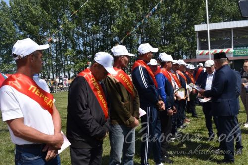 Яркий аксубаевский Сабантуй: чествовали механизаторов, пели, танцевали и состязались в спорте
