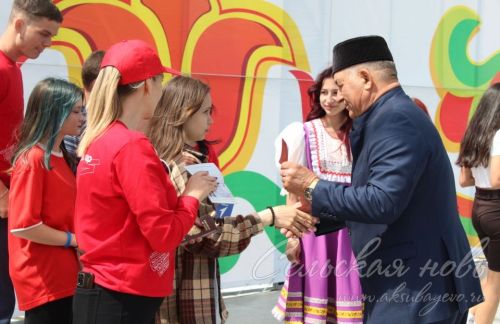 Яркий аксубаевский Сабантуй: чествовали механизаторов, пели, танцевали и состязались в спорте