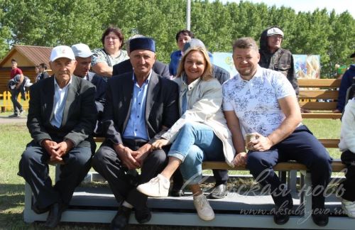 Яркий аксубаевский Сабантуй: чествовали механизаторов, пели, танцевали и состязались в спорте