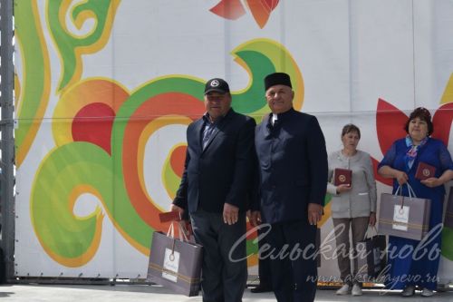 Яркий аксубаевский Сабантуй: чествовали механизаторов, пели, танцевали и состязались в спорте