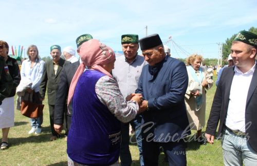 Яркий аксубаевский Сабантуй: чествовали механизаторов, пели, танцевали и состязались в спорте