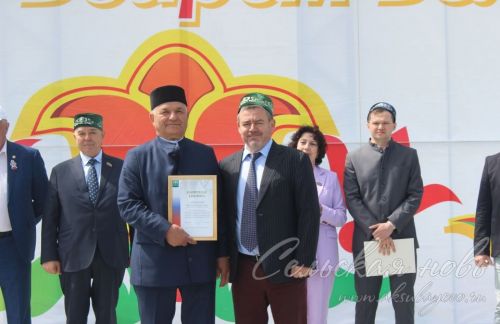 Яркий аксубаевский Сабантуй: чествовали механизаторов, пели, танцевали и состязались в спорте