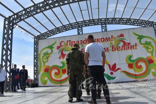Яркий аксубаевский Сабантуй: чествовали механизаторов, пели, танцевали и состязались в спорте