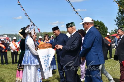 Яркий аксубаевский Сабантуй: чествовали механизаторов, пели, танцевали и состязались в спорте
