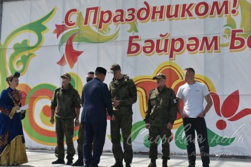 Яркий аксубаевский Сабантуй: чествовали механизаторов, пели, танцевали и состязались в спорте