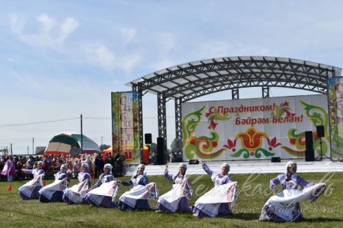 Яркий аксубаевский Сабантуй: чествовали механизаторов, пели, танцевали и состязались в спорте
