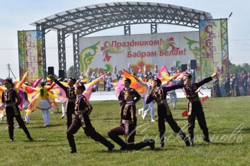 Яркий аксубаевский Сабантуй: чествовали механизаторов, пели, танцевали и состязались в спорте