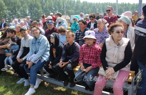 Яркий аксубаевский Сабантуй: чествовали механизаторов, пели, танцевали и состязались в спорте