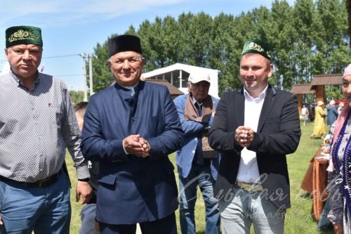 Яркий аксубаевский Сабантуй: чествовали механизаторов, пели, танцевали и состязались в спорте