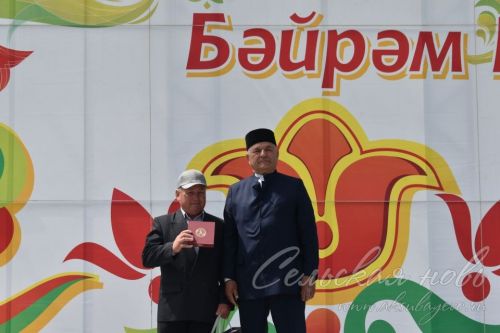 Яркий аксубаевский Сабантуй: чествовали механизаторов, пели, танцевали и состязались в спорте