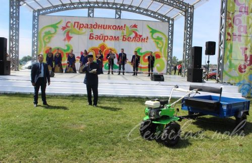 Яркий аксубаевский Сабантуй: чествовали механизаторов, пели, танцевали и состязались в спорте