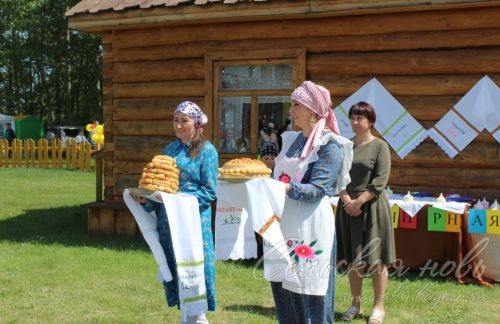 Яркий аксубаевский Сабантуй: чествовали механизаторов, пели, танцевали и состязались в спорте