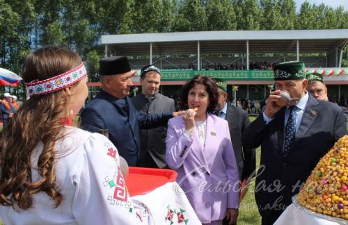Яркий аксубаевский Сабантуй: чествовали механизаторов, пели, танцевали и состязались в спорте