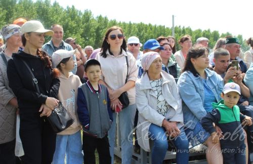 Яркий аксубаевский Сабантуй: чествовали механизаторов, пели, танцевали и состязались в спорте