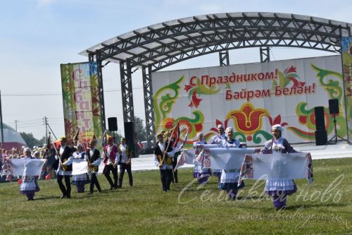 Яркий аксубаевский Сабантуй: чествовали механизаторов, пели, танцевали и состязались в спорте