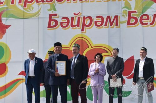 Яркий аксубаевский Сабантуй: чествовали механизаторов, пели, танцевали и состязались в спорте