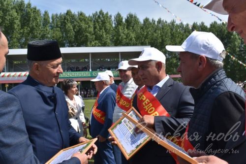 Яркий аксубаевский Сабантуй: чествовали механизаторов, пели, танцевали и состязались в спорте