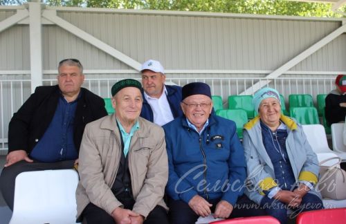 Яркий аксубаевский Сабантуй: чествовали механизаторов, пели, танцевали и состязались в спорте