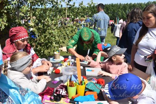 Яркий аксубаевский Сабантуй: чествовали механизаторов, пели, танцевали и состязались в спорте